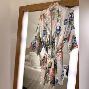 Vintage Christian Dior robe excellent condition 💯 % polyester it has packets